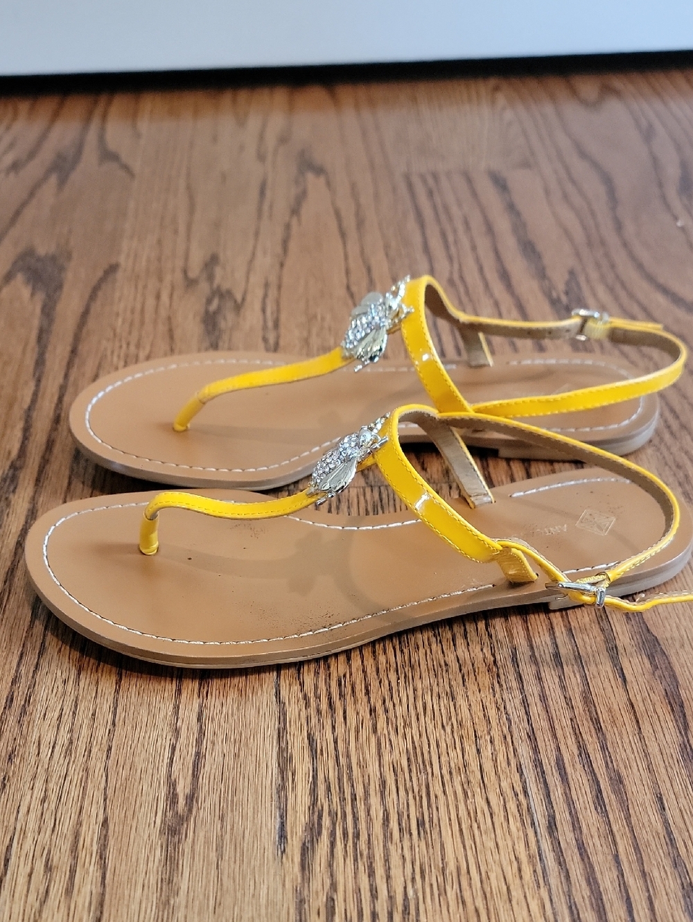 Antonio Melani Sandals Yellow With Jewel Encrusted Bee Size 8.5 Very Good - Picture 6 of 7